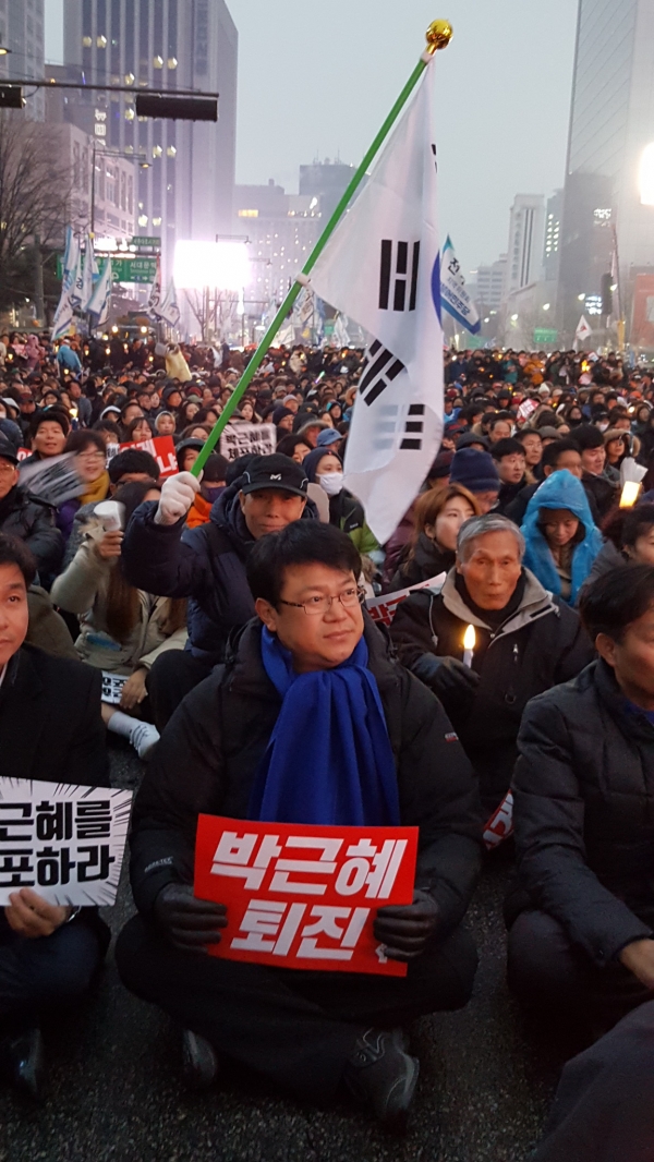 ▲2016년 11월 서울 광화문 촛불집회에 참석한 복기왕 아산시장