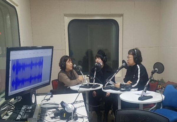 ▲서천FM ‘떴다! 의소대’ 방송에 게스트로 출연한 박혜진 양. 가운데