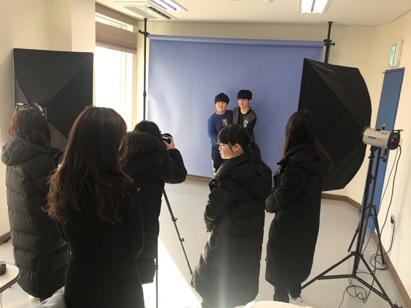 서천군 미디어 문화센터를 방문해 다양한 체험을 하고 있는 장항중앙초 학생들