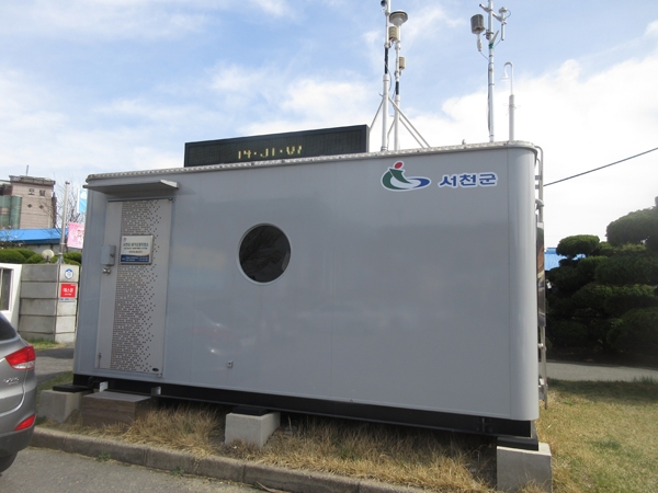 문예의전당 주차장에 설치된 서천읍 대기측정소