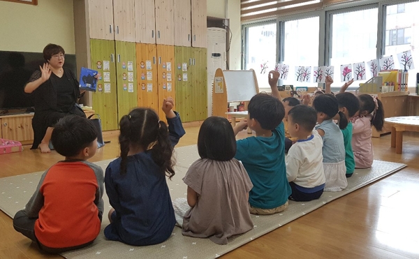 ▲장항중앙초 유치원생들에게 책읽어주기 프로그램을 진행하는 모습