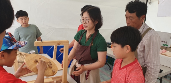 5년 전 마서면으로 귀촌해 소은예방을 운영하는 박용운 김소연 부부가 체험에 나선 학생들에게 놀이 방법을 설명하고 있다.