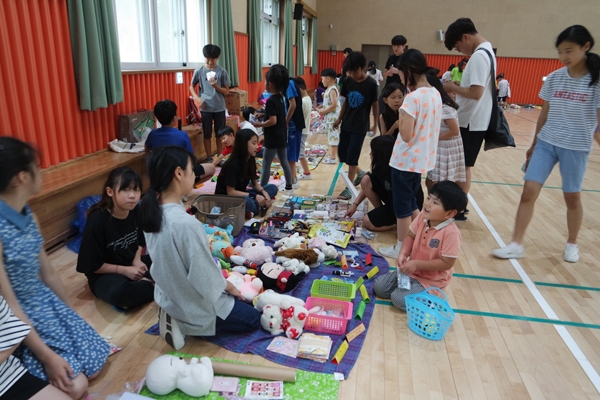 ▲시초초등학교 어린이들이 바자회에서 물건을 사고팔고 있다.