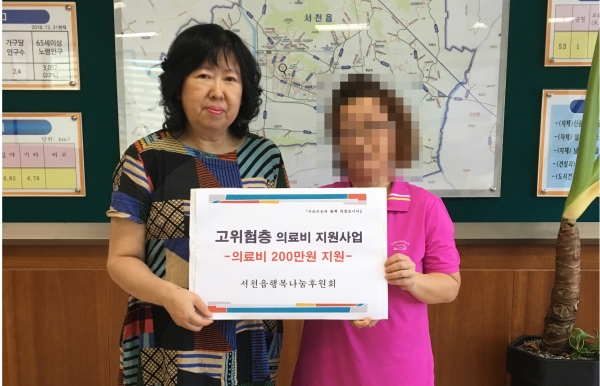 ▲희망 의료비 200만원을 전달하는 김유리 행복나눔후원회 부회장