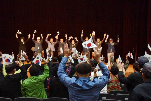 ▲참석한 재향군인회 회원들이 만세삼창 퍼포먼스 행사를 하고 있다.