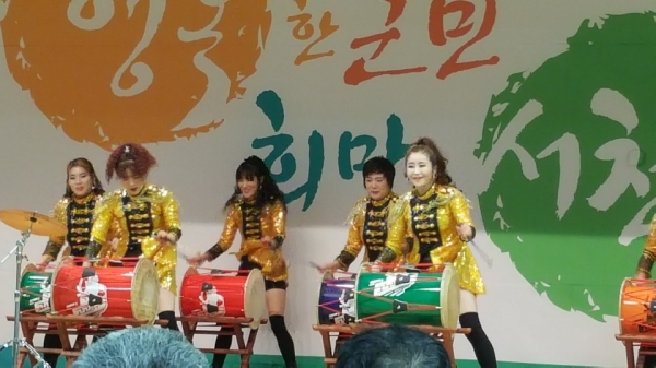 ▲서천 뷰티파워 댄스팀이 식전행사로 장구공연으로 행사의 흥을 더했다.