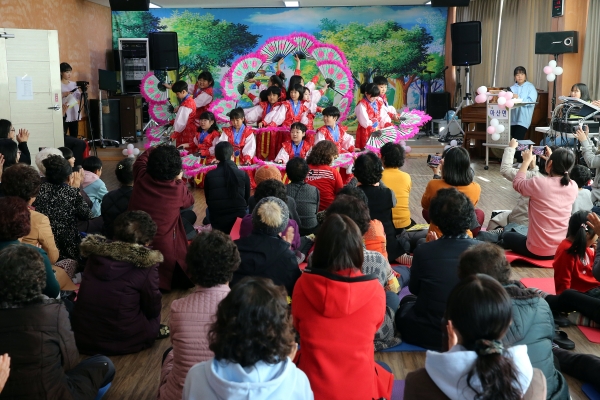 ​​​​​​​▲마산면 물버들 마을축제에 참여한 마산초등학교 학생들