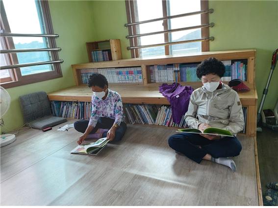 ▲한책 읽기에 참여한 부엉이마실간 도서관 이용 어르신들