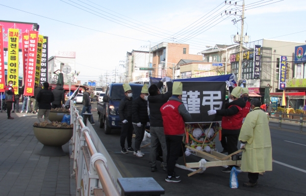 ▲특화시장에 모여 가두행진을 준비하는 홍원마을 주민들