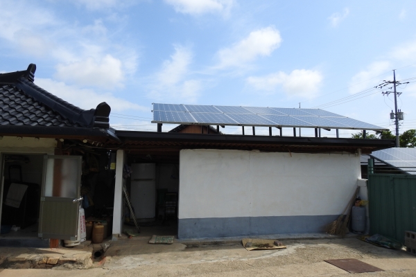 ▲유점수씨 집 창고 건물 지붕에 설치한 태양광 패널