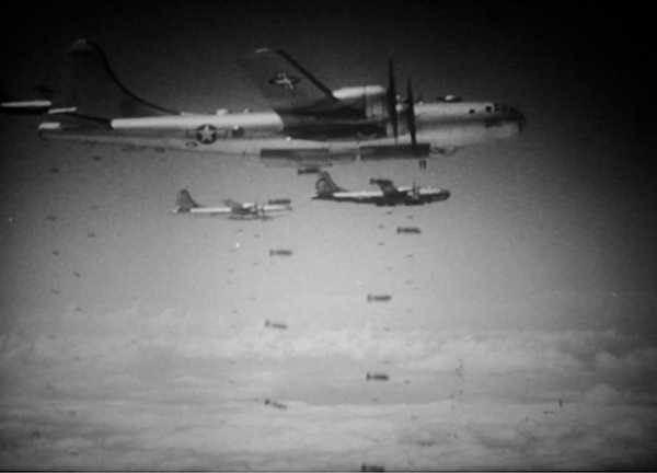 ▲한국전쟁 당시 폭탄을 투하하고 있는 미군 폭격기