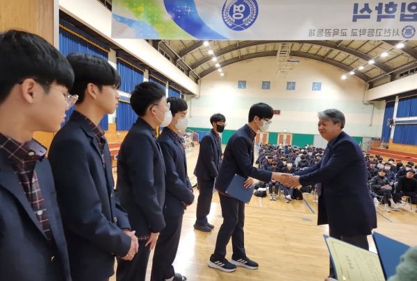 ▲모교발전기금을 전달하는 서천고등학교 총동문회