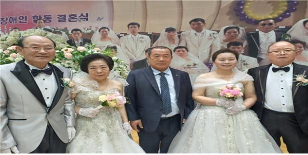 ▲장애인 합동결혼식에서 식을 올린 서천 장애인 부부 2쌍과 박창석 지회장