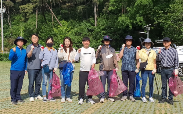 ▲치유의 숲 탐방로 일대에서 쓰레기 줍기 행사에 참여한 서천 지속지속협 위원들