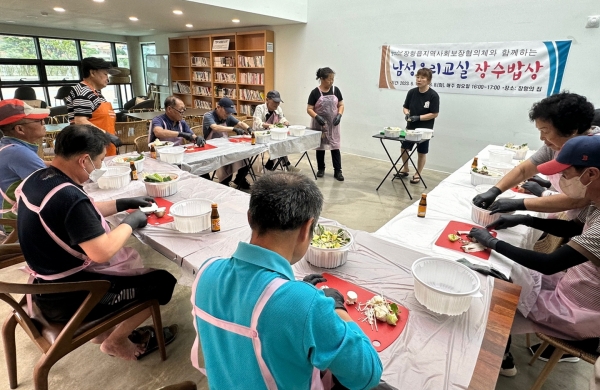 ▲남성요리교실 장수밥상 참여자들이 강사의 지도에 따라 요리하고 있다.