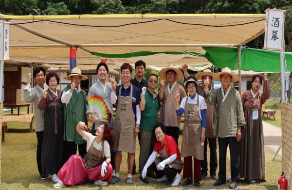 ▲제33회 한산모시문화제 당시 운영한 한산주막과 참여 주민들