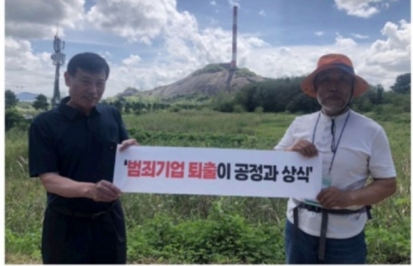 ▲장항을 방문한 영풍석포제련소 피해주민들을 안내하는 박종성 총무