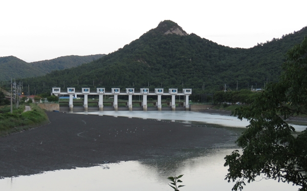 영광농지개량조합에서 1997년에 완공한 와탄천 댐