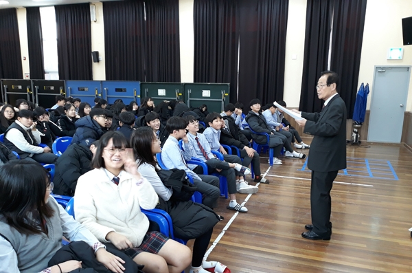 장항중학교를 찾아 효행교육을 실시하고 있는 김광규 한국효도회 서천군지역회 회장