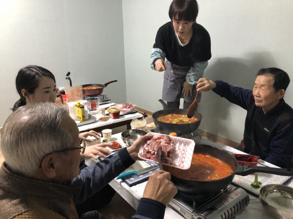 ▲한산면지역사회보장협의체 소속 정경희씨가 요리 실습을 하고 있다.