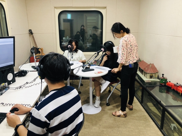 ▲학생들이 그룹으로 나눠 자신들이 직접 쓴 대본으로 녹음을 진행하고 있다.