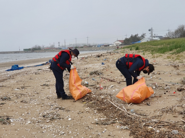 ▲유부도에서 해양쓰레기 제거 작업을 하고 있는 클린봉사단