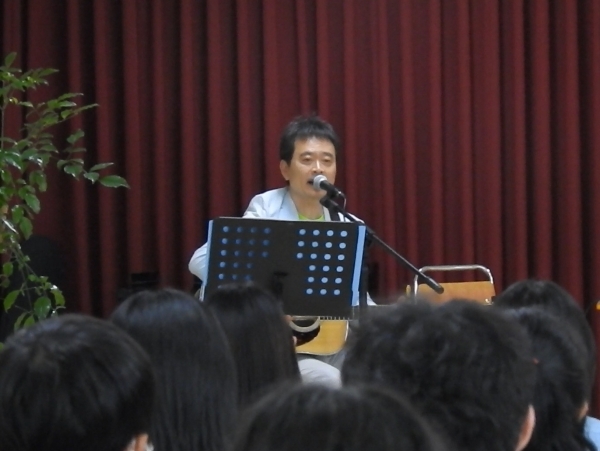 ▲‘가을이 익어가는 판교중 토크 콘서트’에서 출연해 학생들과 노래를 부르는 가수 황영익 씨