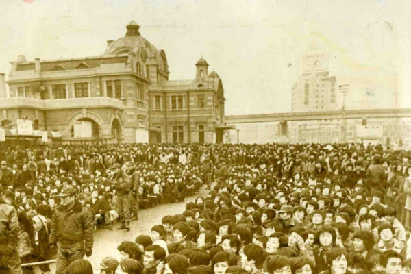 ▲1978년 설 귀성열차 예매 첫날 서울역 앞 광장을 가득 메운 인파