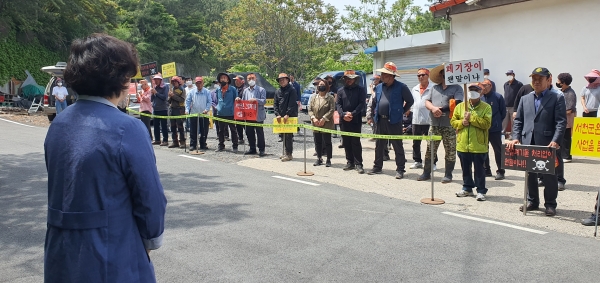 ▲화산리 건설폐기물 중간처리업 반대 집회에 참석해 발언하고 있는 김아진 군의회 부의장