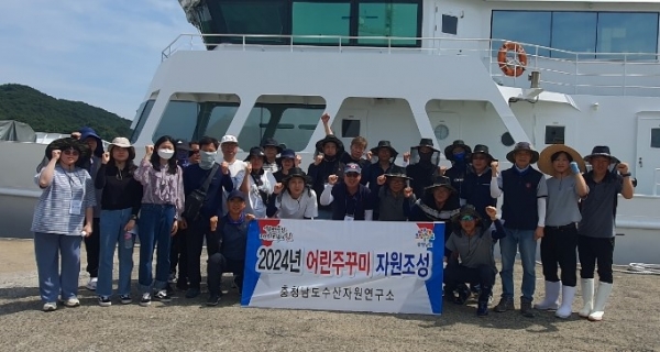 ▲21일 대천항 인근 해역에서 진행된 주꾸미 방류